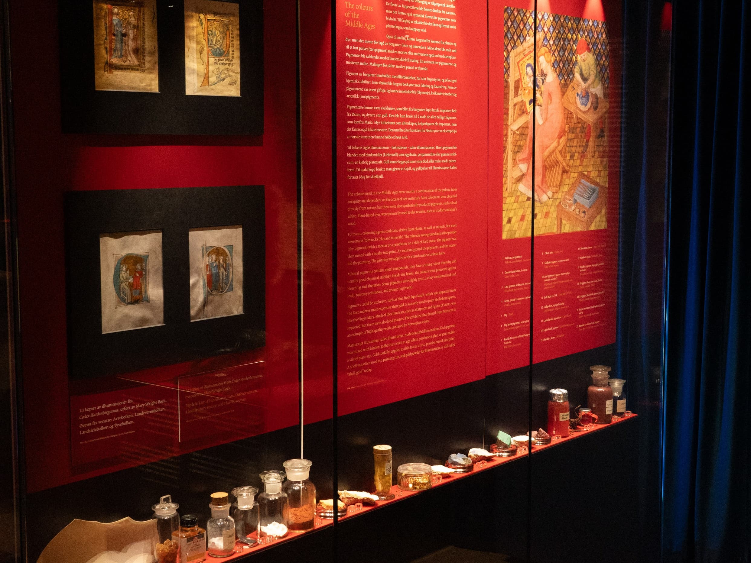 An exhibition showcase that presentes illuminations, the use of colors in manuscripts and the elements that were used to make colors in the Middle Ages.