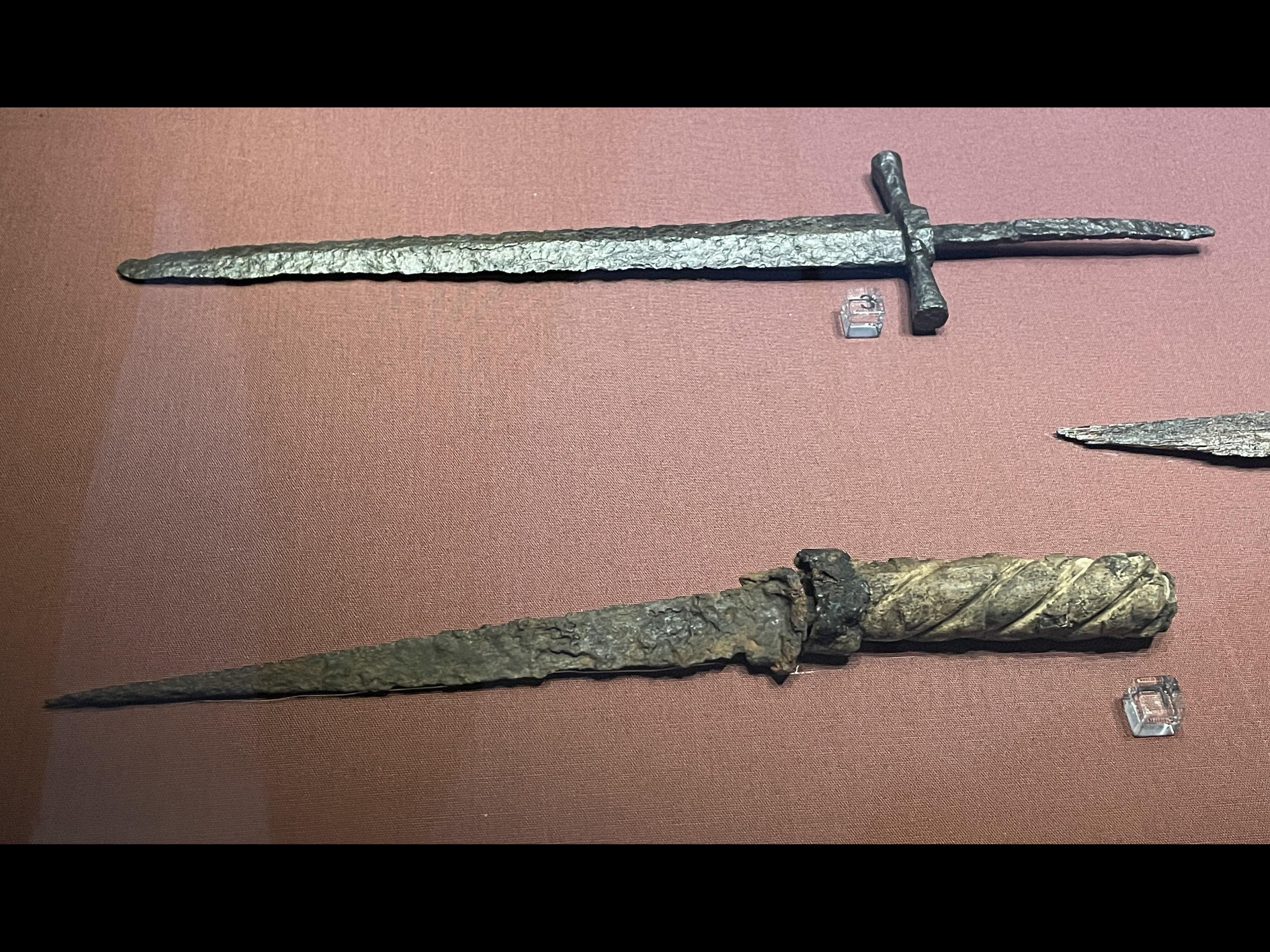 A knife and a dagger in one of the showcases in the exhibition.