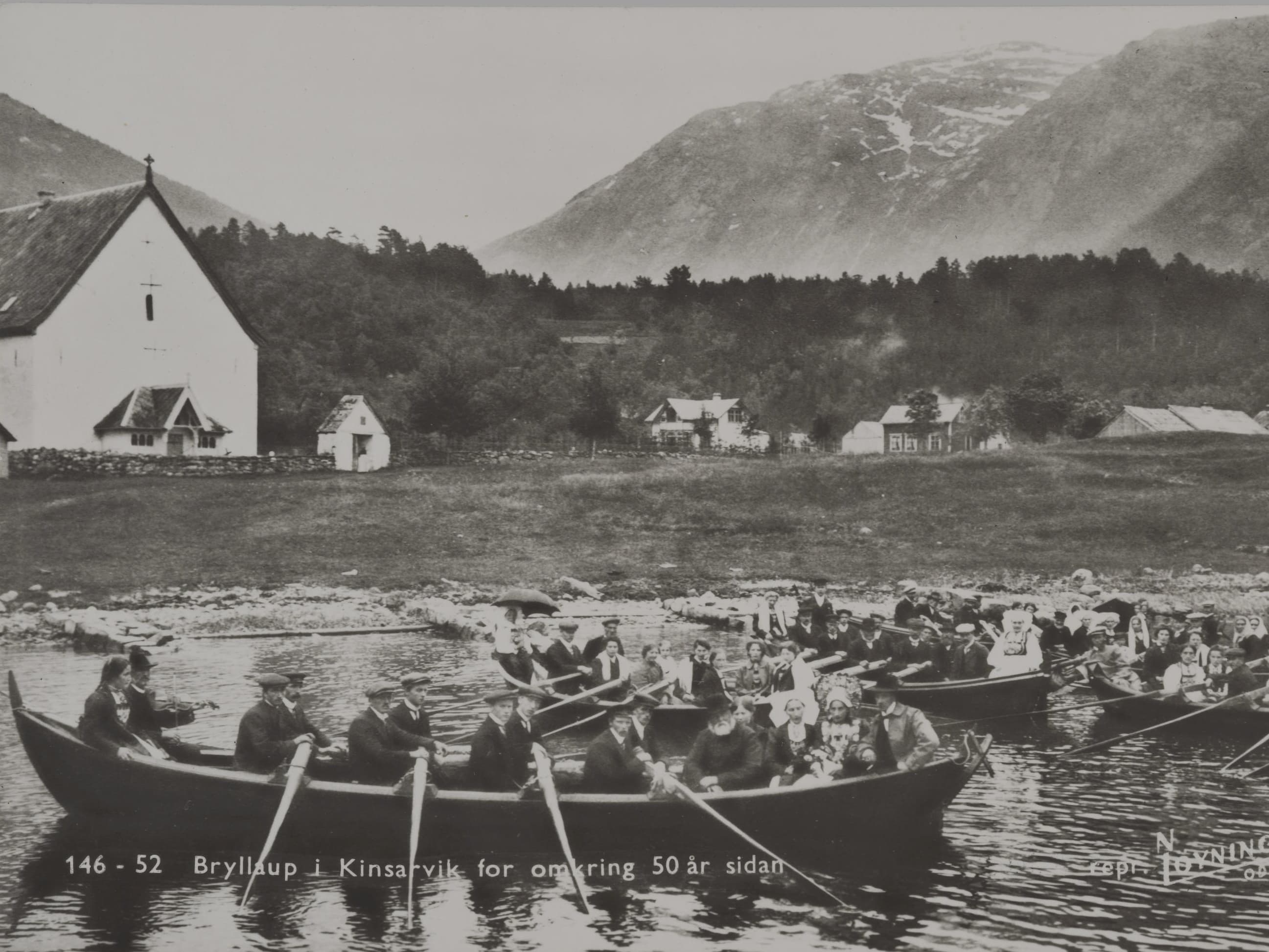 Båtene nærmer seg en strand hvor står en kirke. Vises andre etasje hvor seilen skulle lagres.