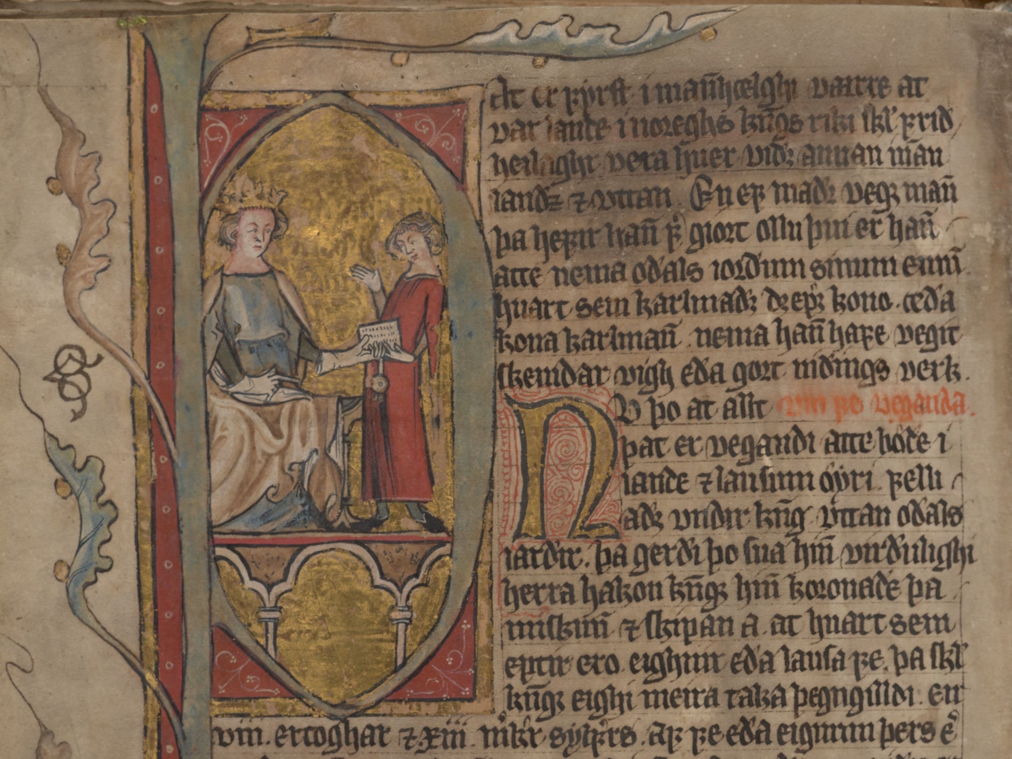 Manuskriptilluminasjon med representasjon av kongen på tronen som gir et diplom til en mann fra Codex Hardenbergianus (GKS 1154, fol. 9v)