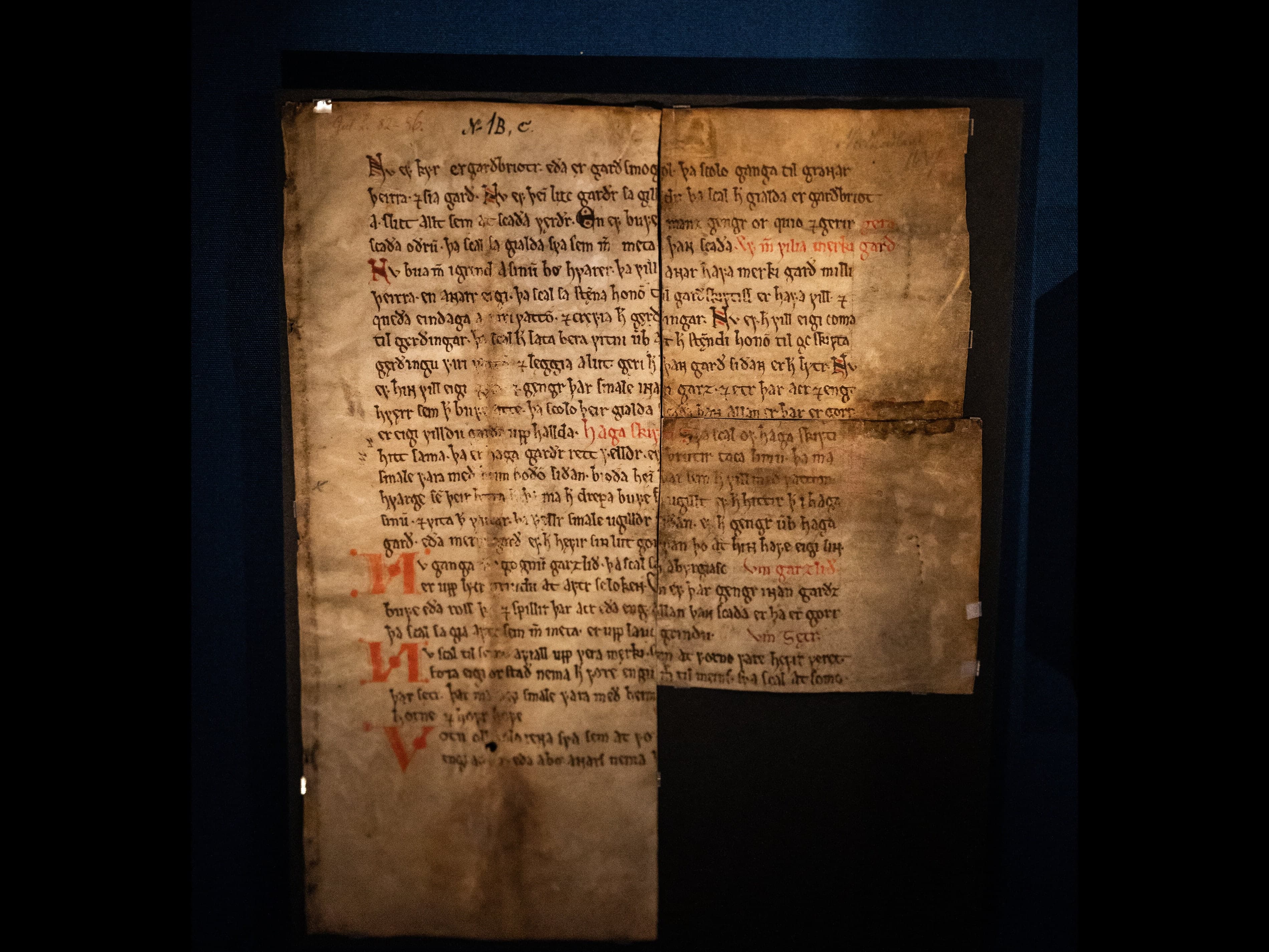 Manuscript fragments in Old Norse. The oldest fragments of the Gulathing law (NRA 1 Bb-c).