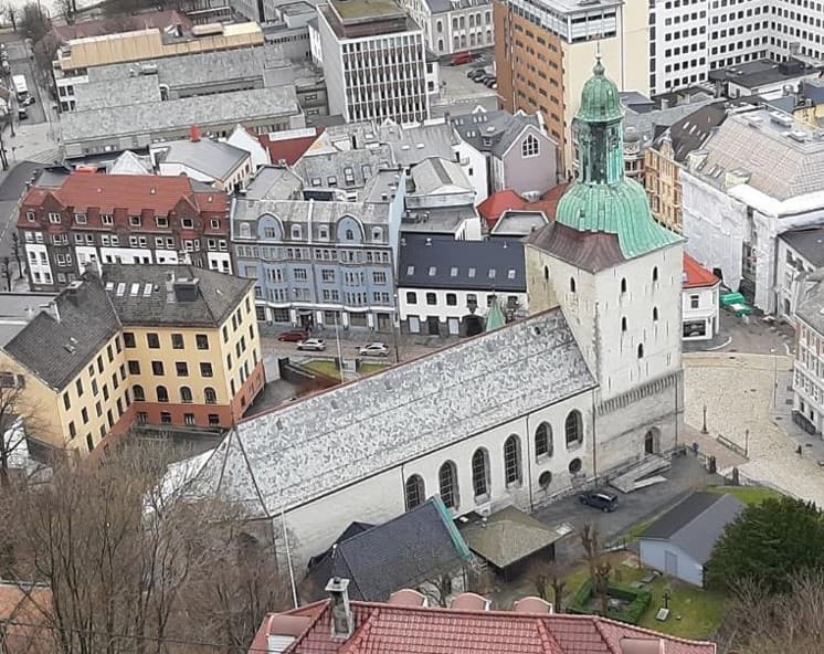 Foto av Bergen domkirke fra luften.